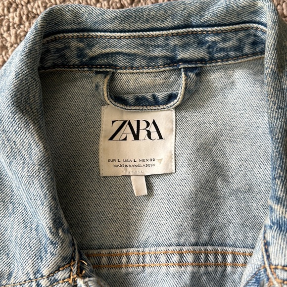 Zara cropped denim jacket with raw hem hem - Picture 2 of 3